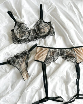 Conjunto Calcinha E Sutiã Lírio Com Cinta-liga